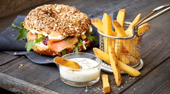 Bajgle z łososiem i serkiem śmietankowym Bajgle z łososiem i serkiem śmietankowym