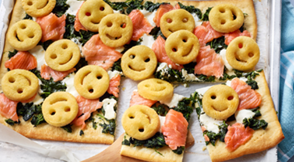 Wesoła pizza z łososiem i szpinakiem