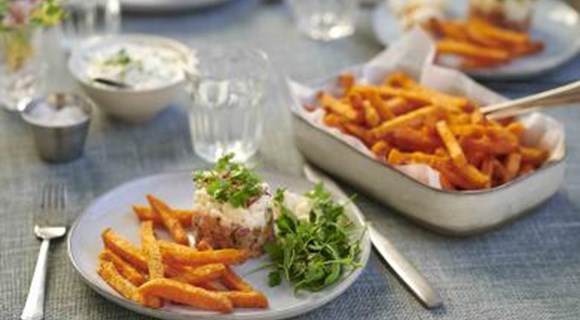 Tatar ze świeżego łososia z limonką i kalafiorem Tatar ze świeżego łososia z limonką i kalafiorem